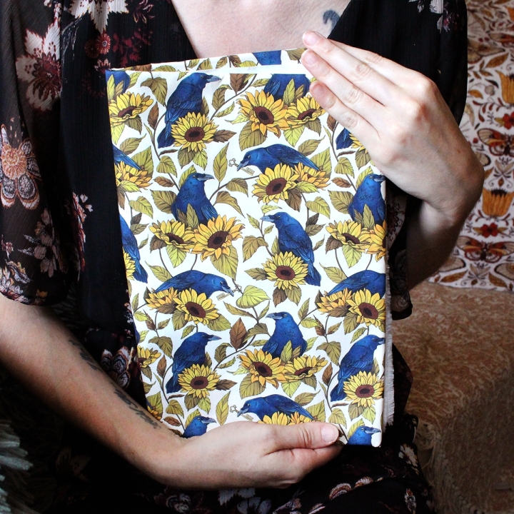 [PRECOMMANDE] Tissu popeline 100% coton / CORBEAUX & TOURNESOLS - Motif taille S
