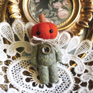 Poupée citrouille en laine cardée - WALLAS