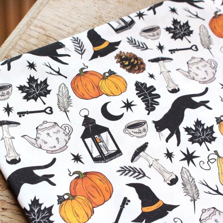 Coupon de tissu illustré "Autumn Witch" 48x48 cm – Popeline & French Terry – motif automnale, sorcière