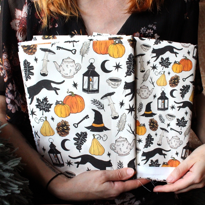 Tissu illustré "Autumn Witch"  – popeline, velours & French terry – motif sorcière, automnal