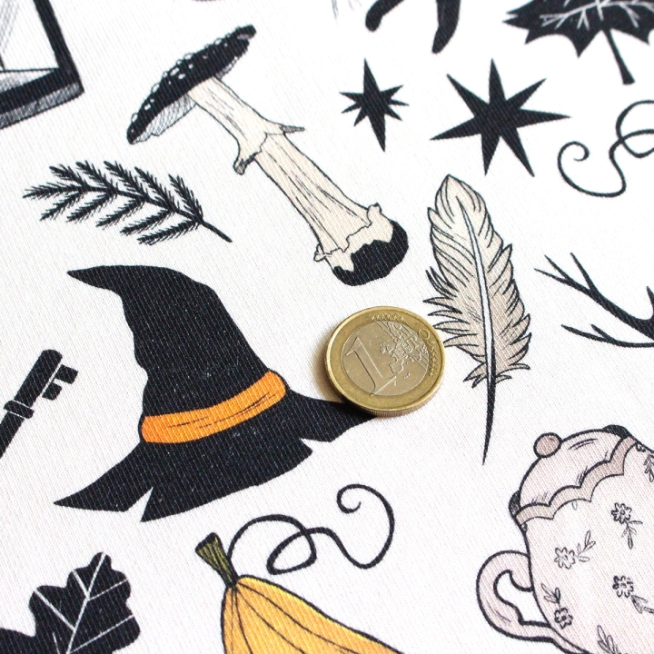 Tissu illustré "Autumn Witch"  – popeline, velours & French terry – motif sorcière, automnal