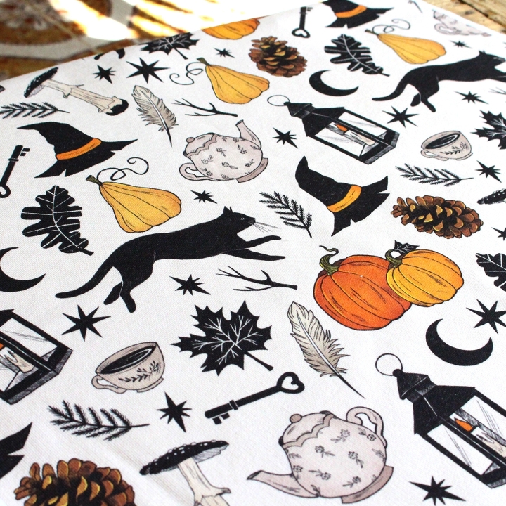 Tissu illustré "Autumn Witch"  – popeline, velours & French terry – motif sorcière, automnal