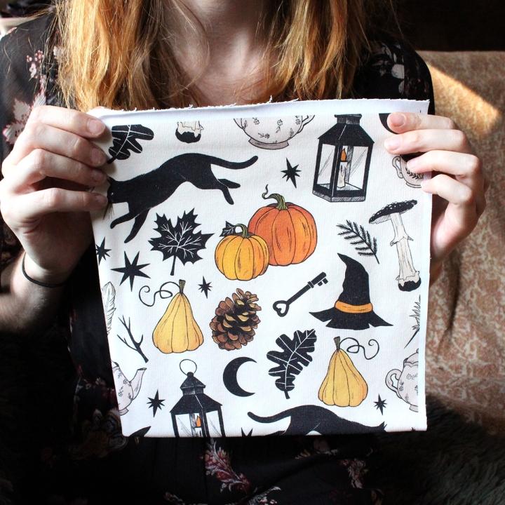 Tissu illustré "Autumn Witch"  – popeline, velours & French terry – motif sorcière, automnal