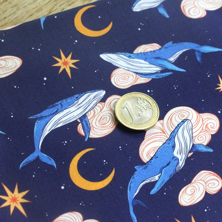 Coupon de tissu illustré "Baleines" 48x48 cm – Popeline & French Terry – motif onirique