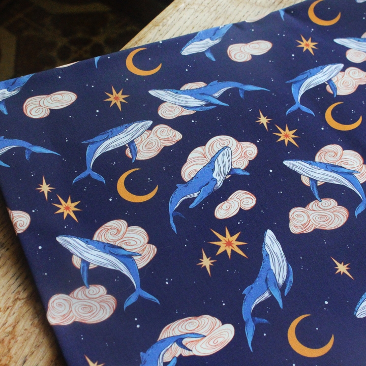 Coupon de tissu illustré "Baleines" 48x48 cm – Popeline & French Terry – motif onirique
