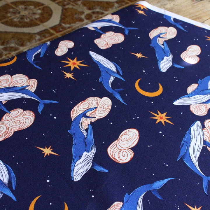 Coupon de tissu illustré "Baleines" 48x48 cm – Popeline & French Terry – motif onirique