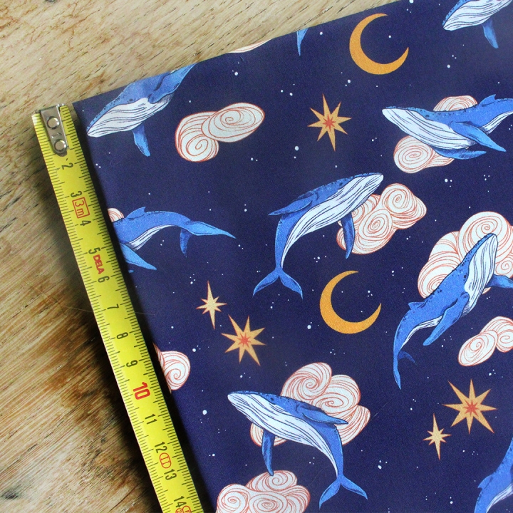 Tissu illustré "Baleines" – popeline, velours & French terry – motif onirique et magique