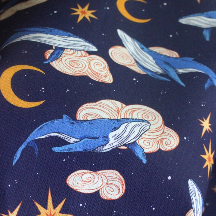 Tissu illustré "Baleines" – popeline, velours & French terry – motif onirique et magique