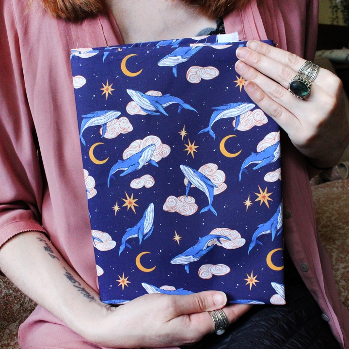 Tissu illustré "Baleines" – popeline, velours & French terry – motif onirique et magique