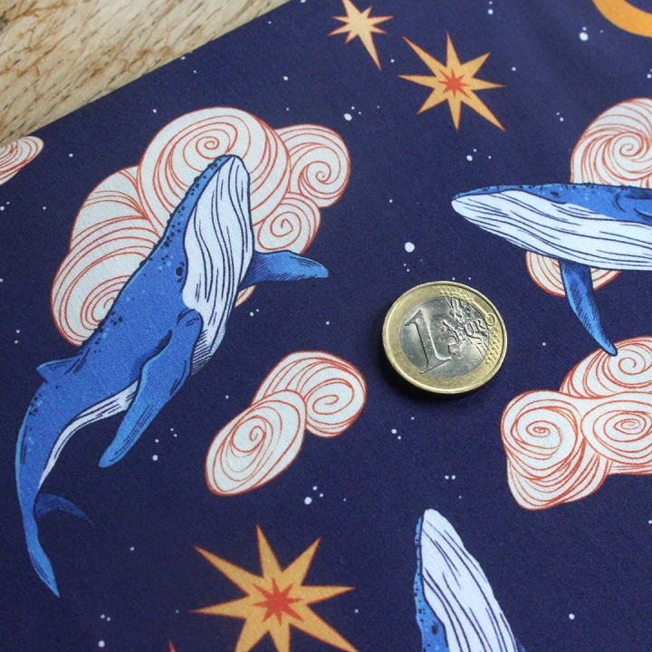Tissu illustré "Baleines" – popeline, velours & French terry – motif onirique et magique
