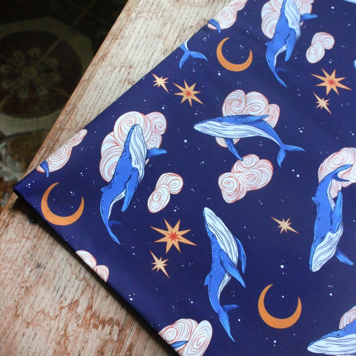 Tissu illustré "Baleines" – popeline, velours & French terry – motif onirique et magique