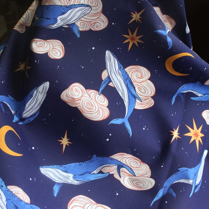 Tissu illustré "Baleines" – popeline, velours & French terry – motif onirique et magique