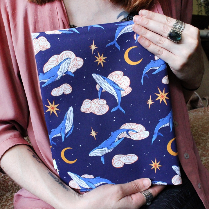 Tissu illustré "Baleines" – popeline, velours & French terry – motif onirique et magique