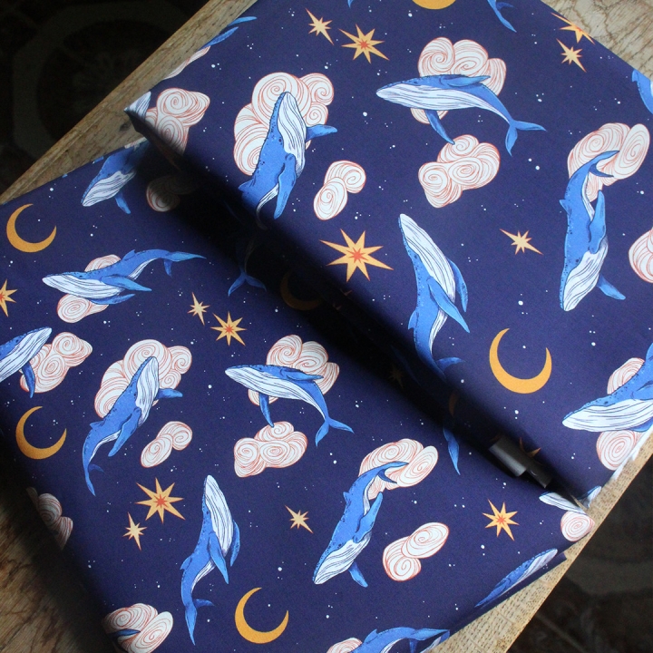 Tissu illustré "Baleines" – popeline, velours & French terry – motif onirique et magique