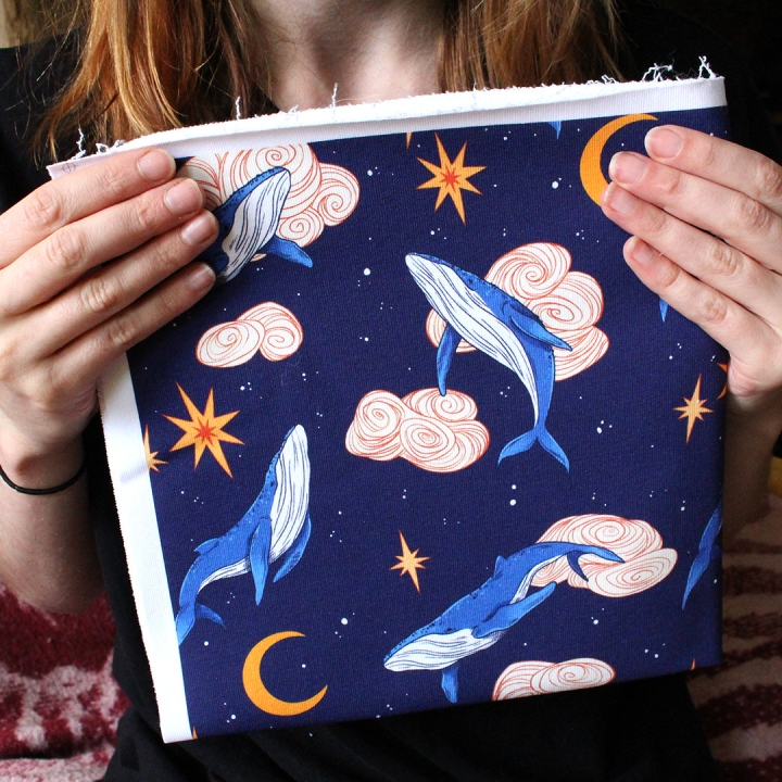 Tissu illustré "Baleines" – popeline, velours & French terry – motif onirique et magique