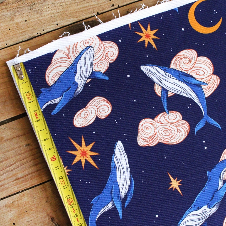 Tissu illustré "Baleines" – popeline, velours & French terry – motif onirique et magique
