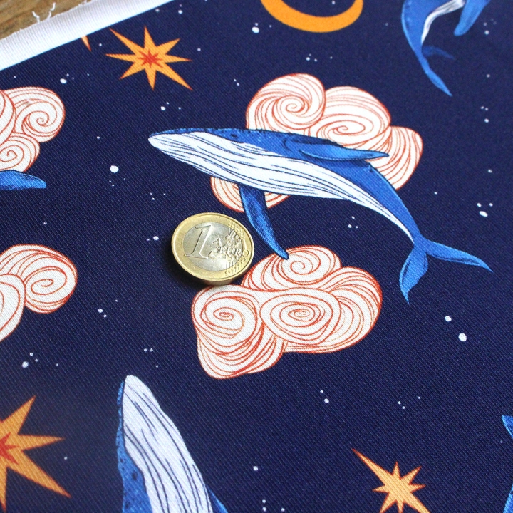 Tissu illustré "Baleines" – popeline, velours & French terry – motif onirique et magique