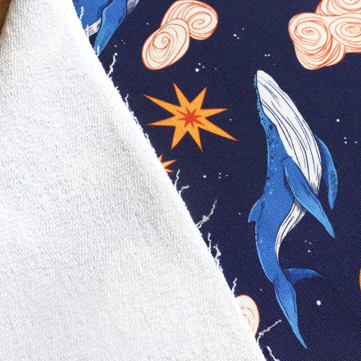 Tissu illustré "Baleines" – popeline, velours & French terry – motif onirique et magique