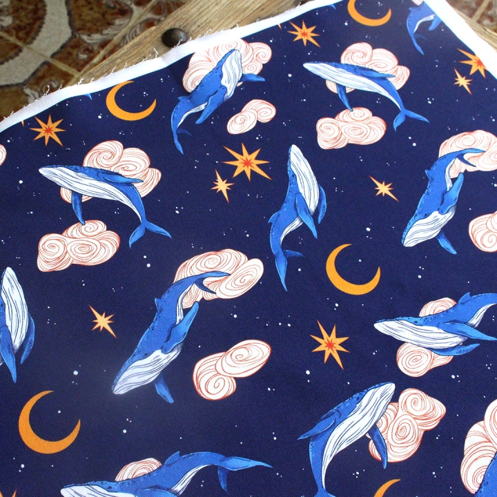 Tissu illustré "Baleines" – popeline, velours & French terry – motif onirique et magique