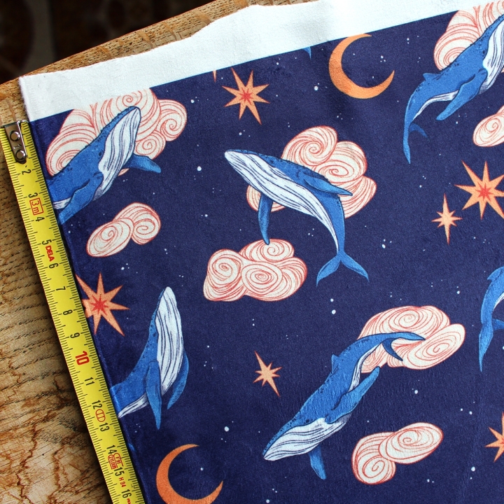 Tissu illustré "Baleines" – popeline, velours & French terry – motif onirique et magique