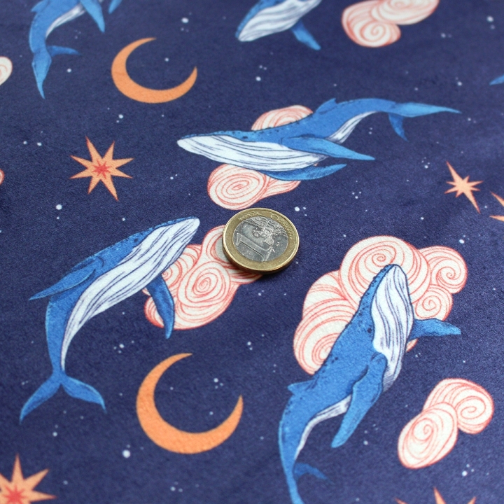 Tissu illustré "Baleines" – popeline, velours & French terry – motif onirique et magique