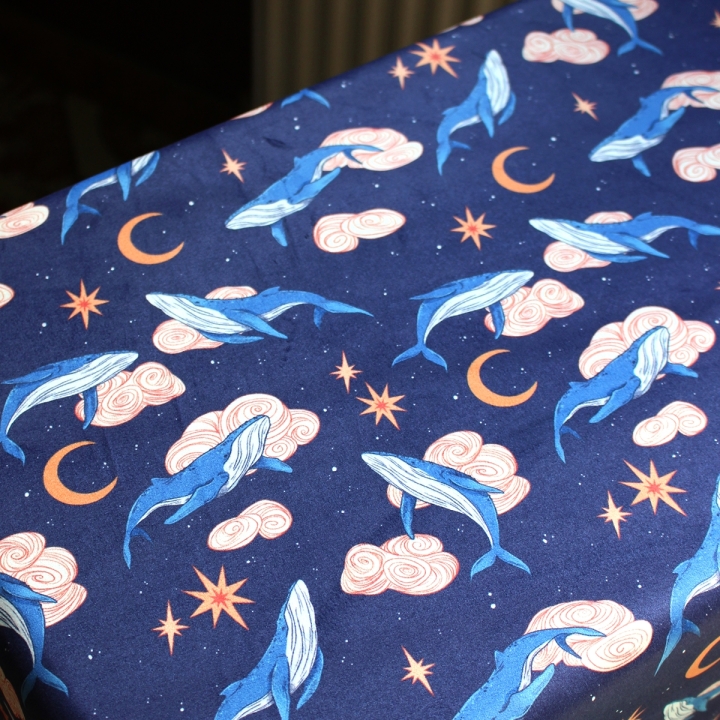 Tissu illustré "Baleines" – popeline, velours & French terry – motif onirique et magique