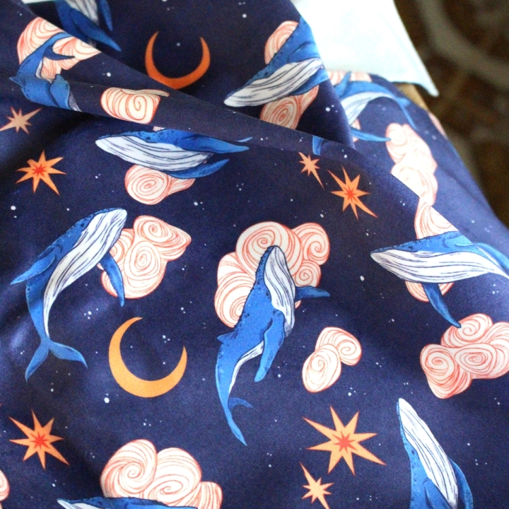Tissu illustré "Baleines" – popeline, velours & French terry – motif onirique et magique