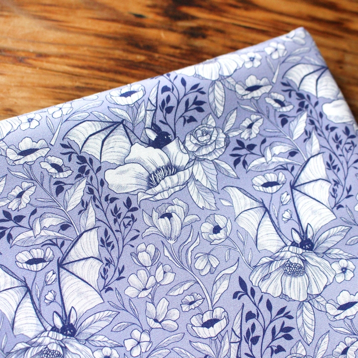 Tissu illustré "Chauve-souris bleues" – popeline, velours & French terry