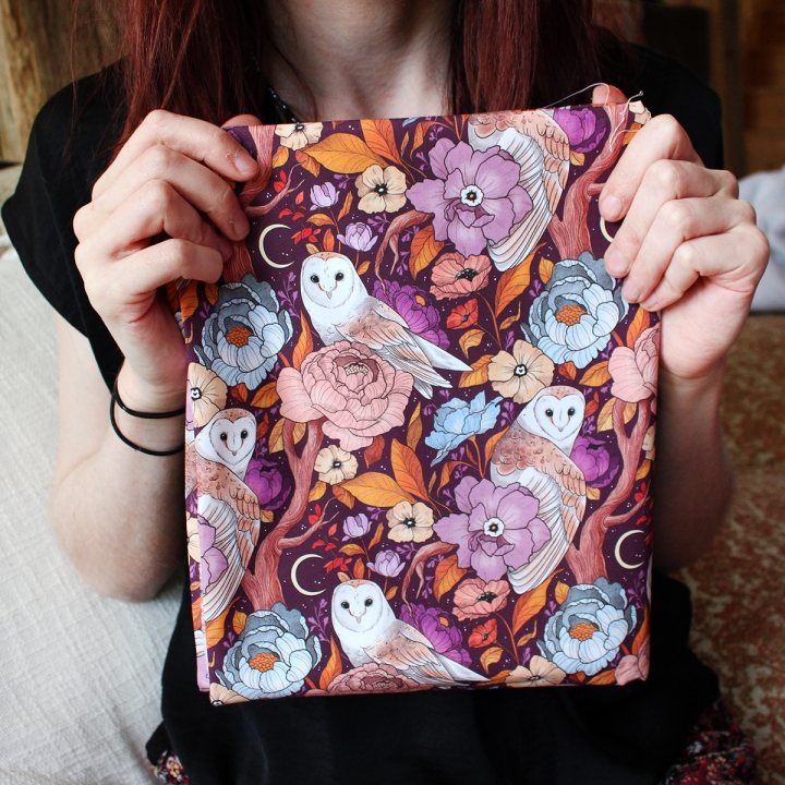 Tissu illustré "Chouettes effraies" – popeline, velours & French terry – motif mystique, sorcière, magique