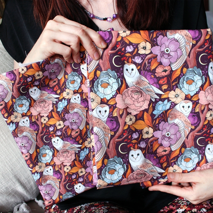 Tissu illustré "Chouettes effraies" – popeline, velours & French terry – motif mystique, sorcière, magique