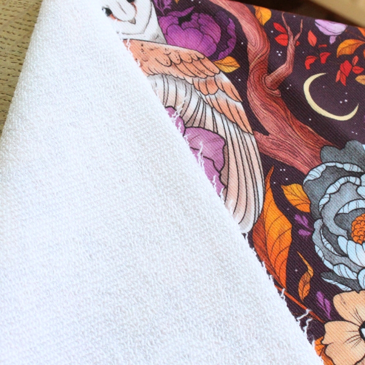 Tissu illustré "Chouettes effraies" – popeline, velours & French terry – motif mystique, sorcière, magique