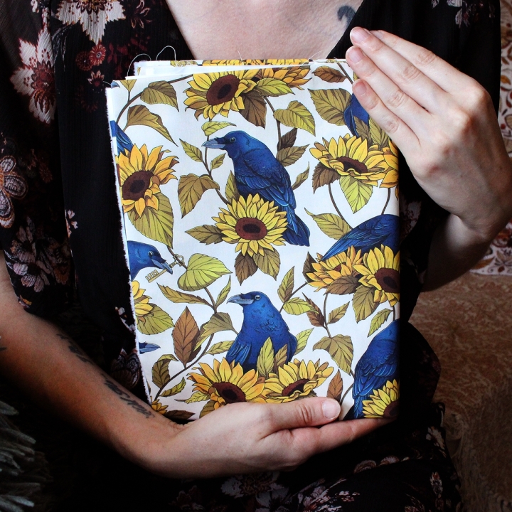 Tissu illustré "Corbeaux & tournesols" – popeline, velours & French terry