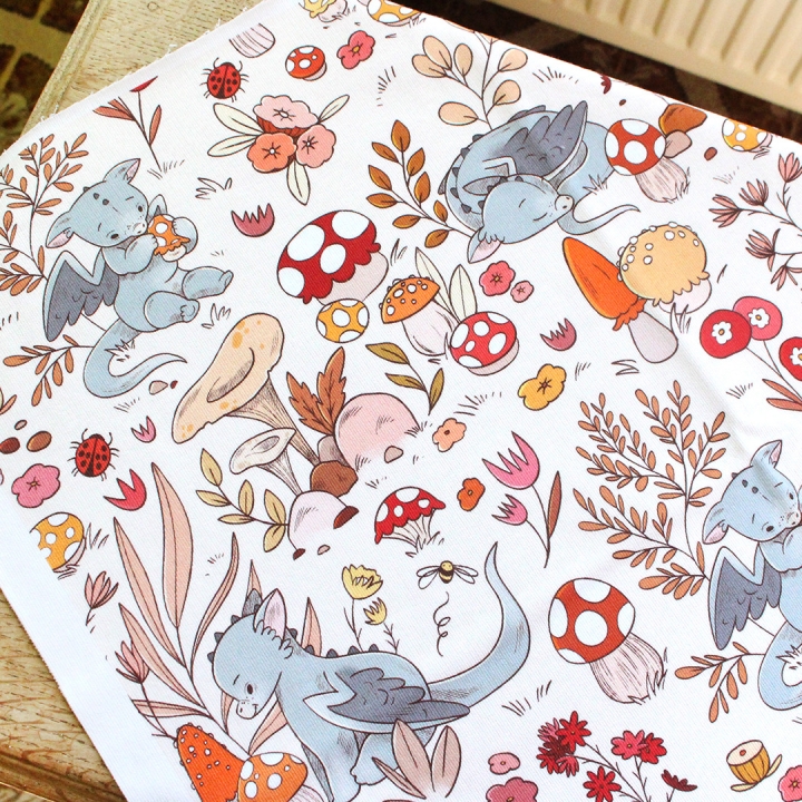 Coupon de tissu illustré "Dragons & champignons" 48x48 cm – Popeline & French Terry – motif enfantin