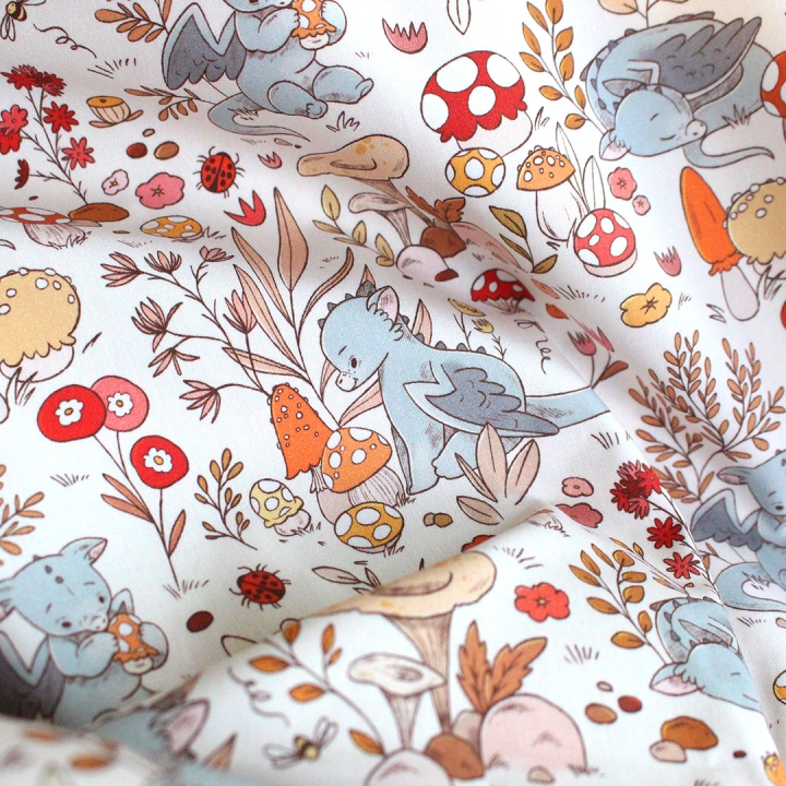 Tissu illustré "Dragons et champignons" – popeline, velours & French terry – motif enfantin