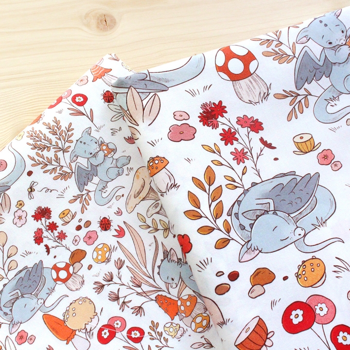 Tissu illustré "Dragons et champignons" – popeline, velours & French terry – motif enfantin