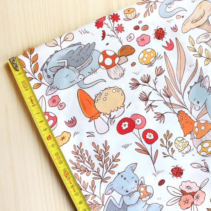 Tissu illustré "Dragons et champignons" – popeline, velours & French terry – motif enfantin