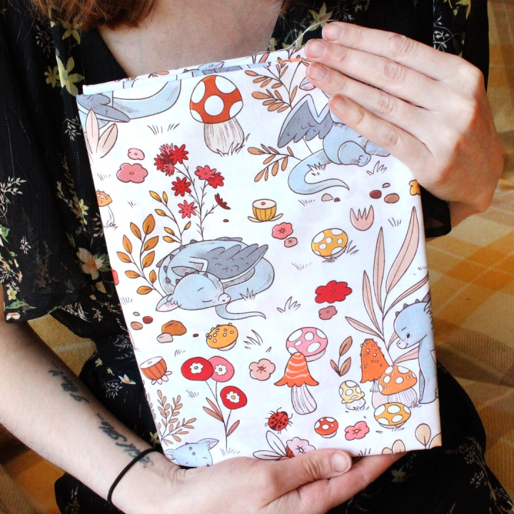 Tissu illustré "Dragons et champignons" – popeline, velours & French terry – motif enfantin