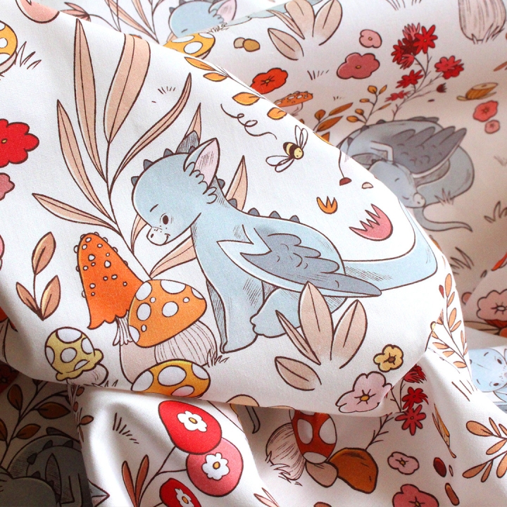 Tissu illustré "Dragons et champignons" – popeline, velours & French terry – motif enfantin
