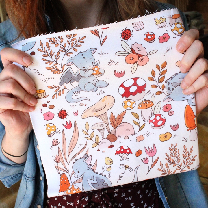 Tissu illustré "Dragons et champignons" – popeline, velours & French terry – motif enfantin
