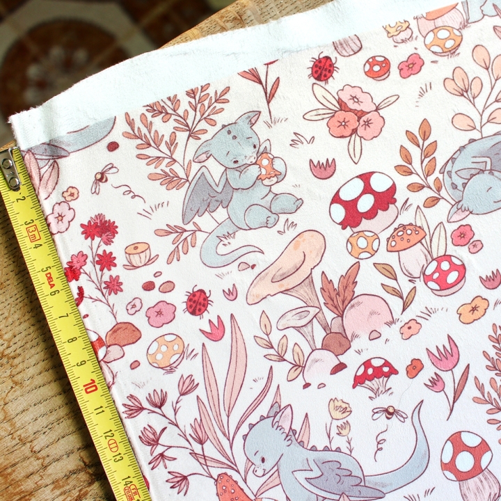Tissu illustré "Dragons et champignons" – popeline, velours & French terry – motif enfantin