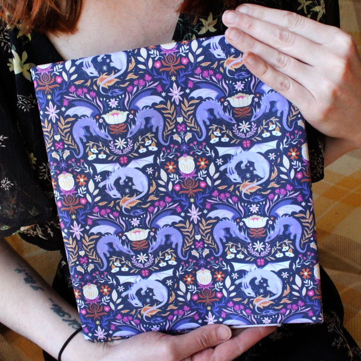 Tissu illustré "Dragons colorés" – popeline, velours & French terry – motif fantasy