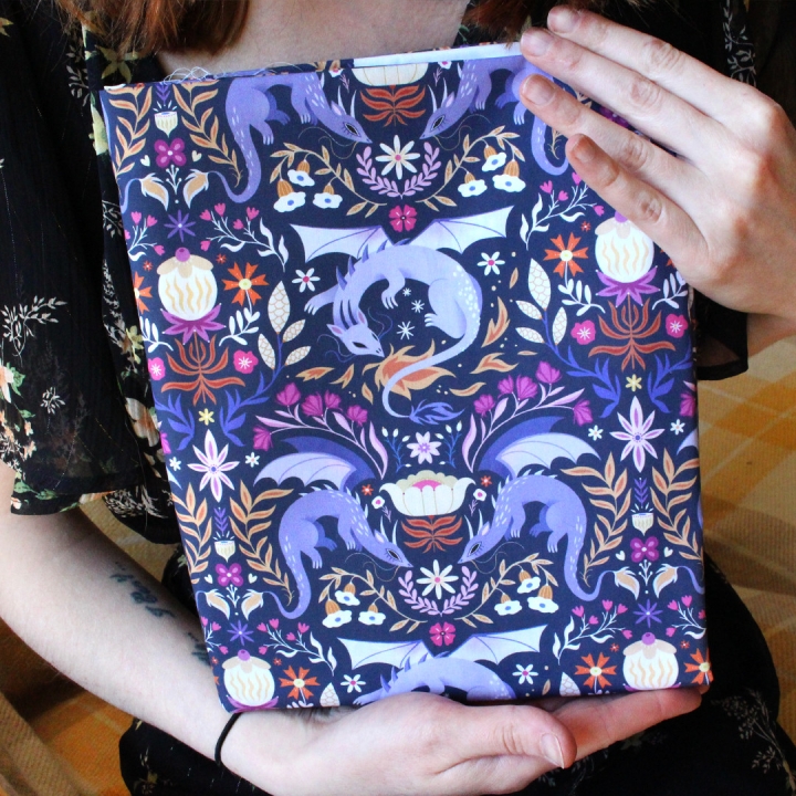 Tissu illustré "Dragons colorés" – popeline, velours & French terry – motif fantasy