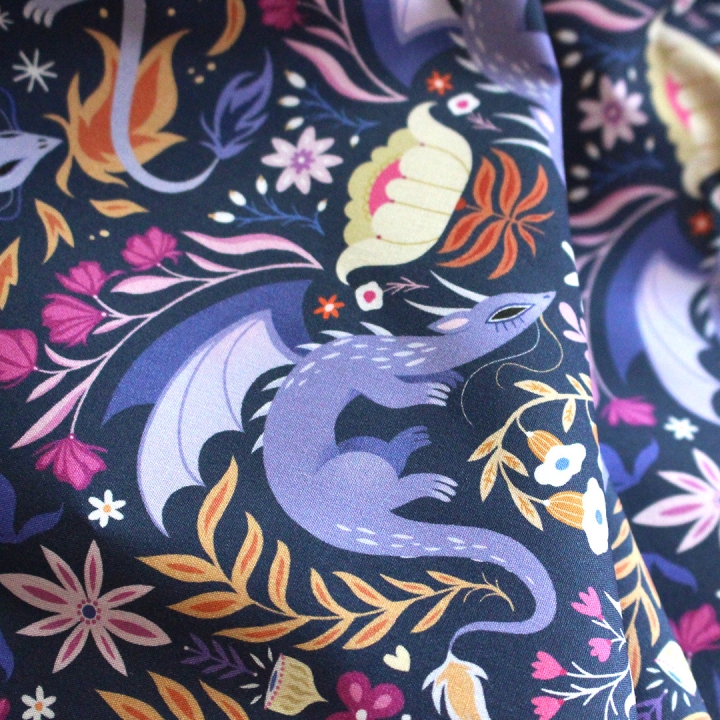 Tissu illustré "Dragons colorés" – popeline, velours & French terry – motif fantasy