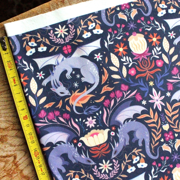 Tissu illustré "Dragons colorés" – popeline, velours & French terry – motif fantasy