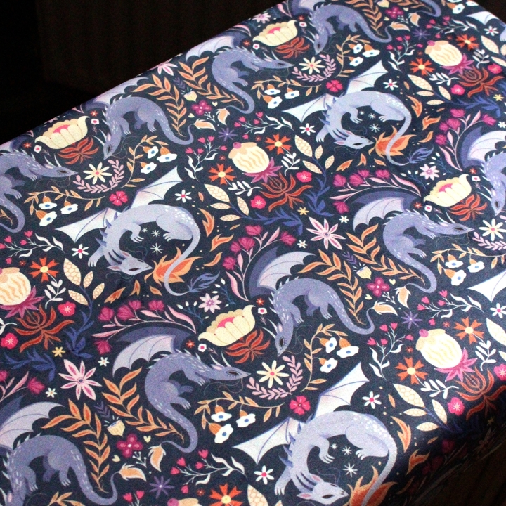 Tissu illustré "Dragons colorés" – popeline, velours & French terry – motif fantasy