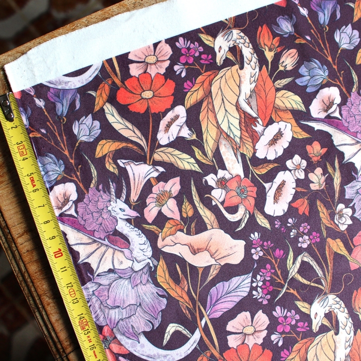 Tissu illustré "Dragons féériques" – popeline, velours & French terry – motif féérique, fantasy