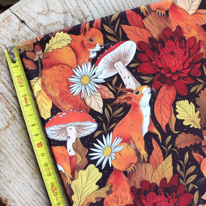 Tissu illustré "Écureuils d’automne" – popeline, velours & French terry - motif automnal