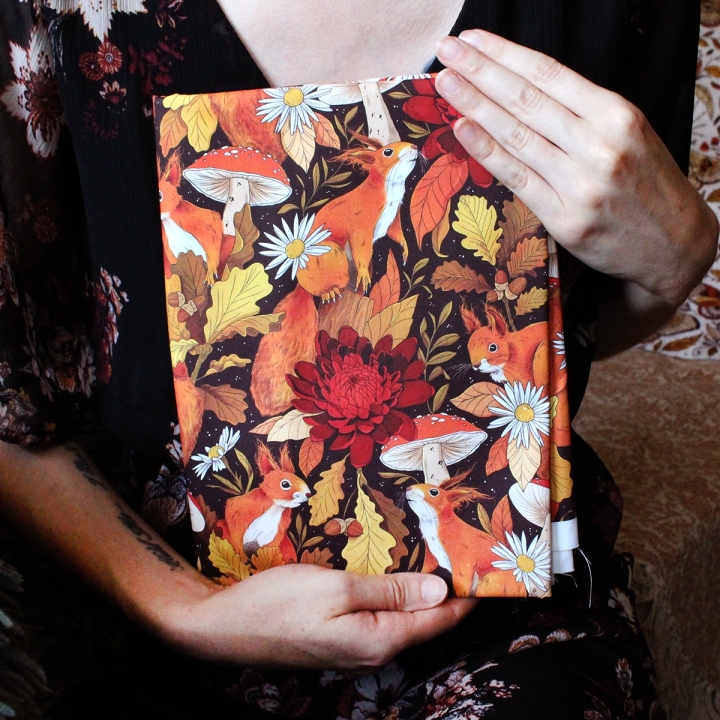 Tissu illustré "Écureuils d’automne" – popeline, velours & French terry - motif automnal