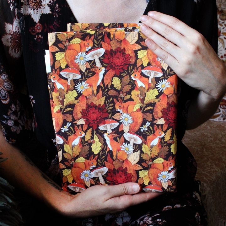 Tissu illustré "Écureuils d’automne" – popeline, velours & French terry - motif automnal