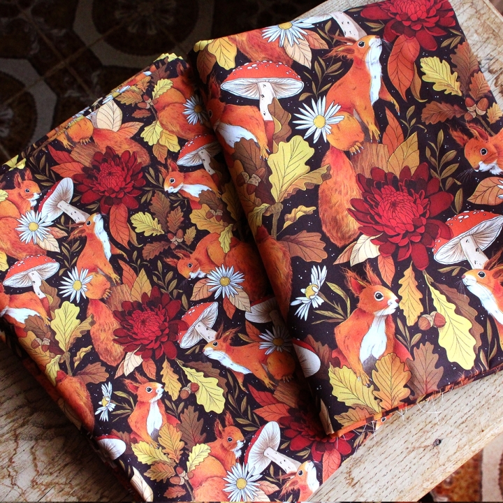 Tissu illustré "Écureuils d’automne" – popeline, velours & French terry - motif automnal